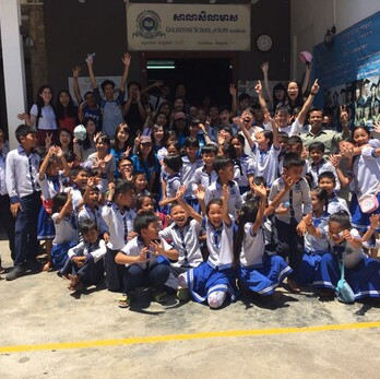 「走出课室，跳出香港，与别不同嘅学习体验。」 29位同学上个月到访柬埔寨首都金边展开为期7天的义工服务之旅。帮助学校铺路、居民起屋，纵然付出不少艰辛和汗水，能为世界带来美好的转变，一切的辛劳也是值得的。